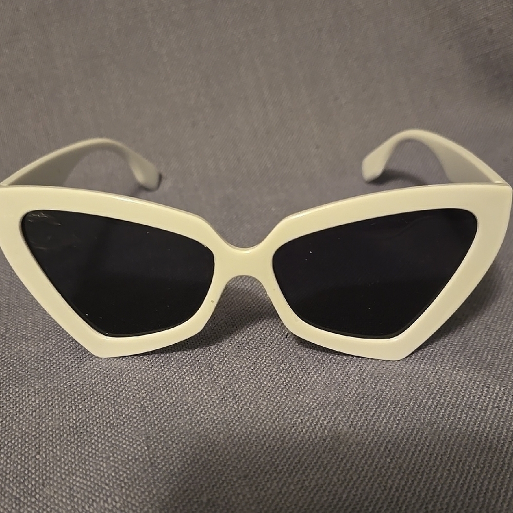 Chic White Cat-Eye Sunglasses
